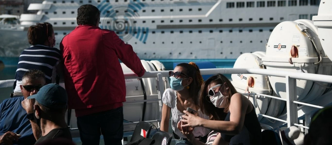 Κορωνοϊός: Έρχονται νέα μέτρα - Στο «τραπέζι» η χρήση μάσκας και στους εξωτερικούς χώρους των πλοίων
